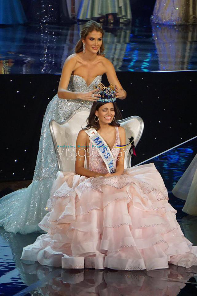   Stephanie del Valle Díaz được Hoa hậu Thế giới 2015 trao lại vương miện.  
