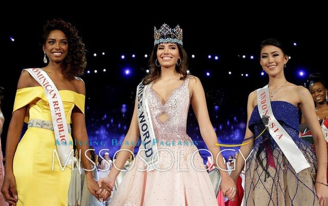   Hoa hậu Stephanie del Valle Díaz cùng Á hậu 1 và Á hậu 2 của cuộc thi ra chào khán giả.  