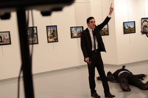 Tay súng bên cạnh thi thể Đại sứ Nga Andrey Karlov. Ảnh: TWIMG.