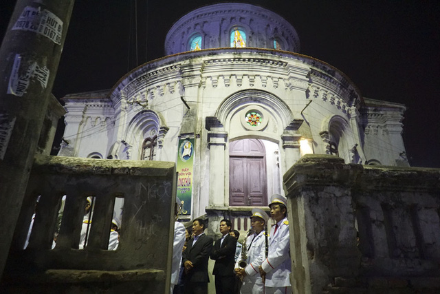 Một góc nhà thờ Thạch Bích cổ kính, các nhạc công đội thánh nhạc đang đứng đợi đến giờ hành lễ.