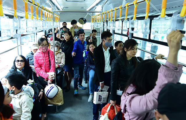   Đông đảo hành sử dụng buýt nhanh miễn phí trong ngày đầu khai trương  