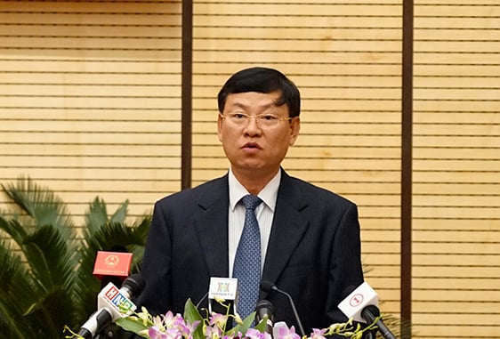 Ông Nguyễn Hữu Chính - Chánh án Tòa án nhân dân TP Hà Nội báo cáo trước HĐND TP công tác năm 2016 và nhiệm vụ năm 2017
