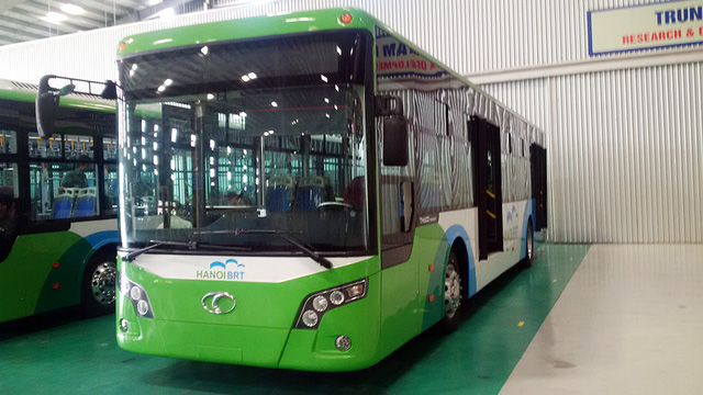   Sau gần một năm lỡ hẹn, ngày 15/12 tới đây, loạt xe buýt nhanh (BRT) đầu tiên ở Hà Nội chạy tuyến Kim Mã - Yên Nghĩa sẽ chính thức lăn bánh phục vụ hành khách.  