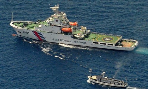 Tàu hải cảnh Trung Quốc (trên) chạm trán tàu cung ứng của Malaysia ở Biển Đông hồi năm 2014. Ảnh: AFP.