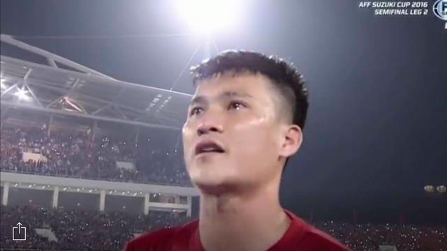 Hình ảnh Công Vinh khóc vì xúc động trong nghi lễ hát Quốc ca trước khi bước vào trận đấu với Indonesia. Ảnh: cắt từ màn hình.