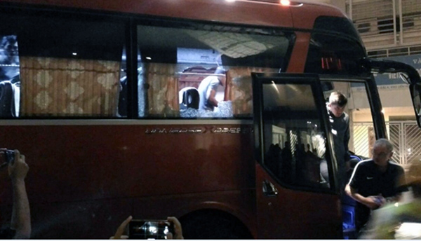 Chiếc xe bus chở đội tuyển Indonesia bị ném đá (ảnh VFF)