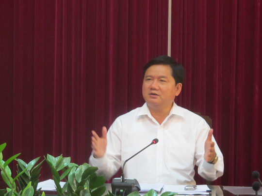 Chiều 3-2, Ủy viên Bộ Chính trị, Bộ trưởng Đinh La Thăng chỉ đạo cách chức Tổng giám đốc Công ty CP Vận tải đường sắt Hà Nội  vì đã mua toa xe qua sử dụng của Trung Quốc - Ảnh: Văn Duẩn
