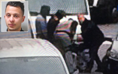French television station RTL posted an image of the moment it says terror suspect Salah Abdeslam (inset) was arrested  Photo: RTLSalah Abdeslam lẩn trốn suốt 4 tháng sau vụ khủng bố Paris tháng 11 năm ngoái. Ảnh: RTE