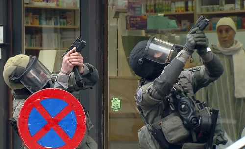 Cảnh sát Bỉ có vũ trang đảm bảo an toàn khu vực khi tới Molenbeek. Ảnh: Reuters