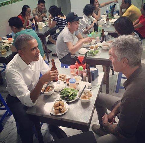 Ảnh ông Obama ngồi ăn bún chả Hà Nội gây bão mạng 