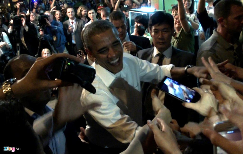 Ong Obama hoa minh vao dam dong o Ha Noi sau khi an bun cha hinh anh 5