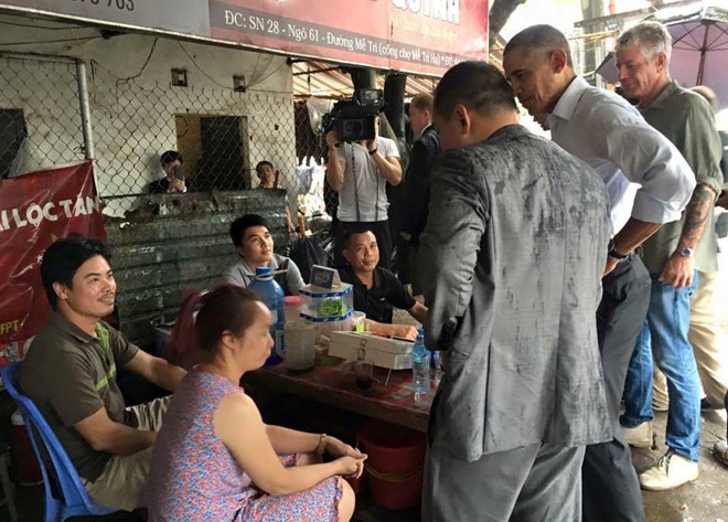 Ong Obama ghe quan tra da tren duong ra san bay hinh anh 10