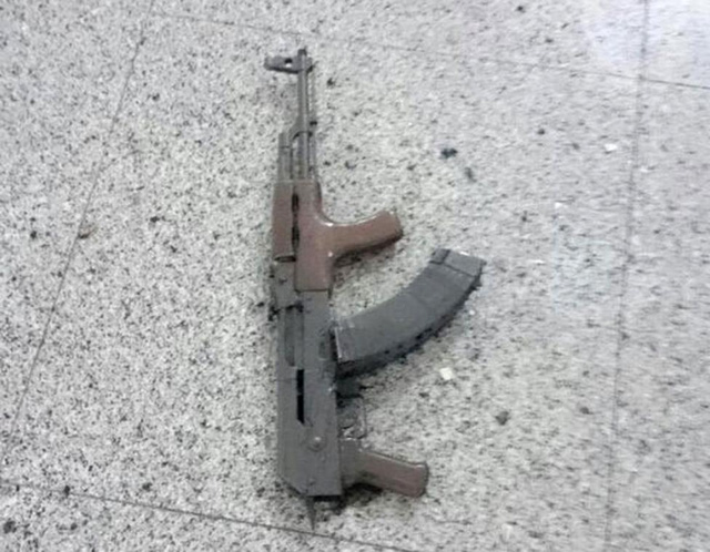   Một súng trường Kalashnikov đã được tìm thấy tại hiện trường. (Ảnh: Reuters)  