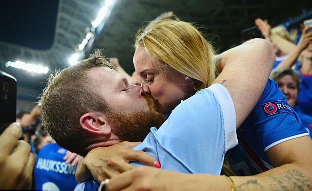 Cầu thủ Aaron Gunnarsson trao nụ hôn cho bạn gái sau chiến thắng trước đội tuyển Anh