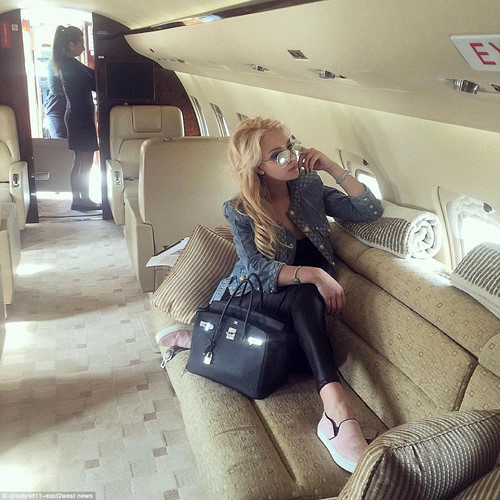 Một cô gái trẻ đang tận hưởng chuyến đi trên phi cơ sang trọng do gia đình sở hữu. (ảnh: Twitter/Daily Mail).