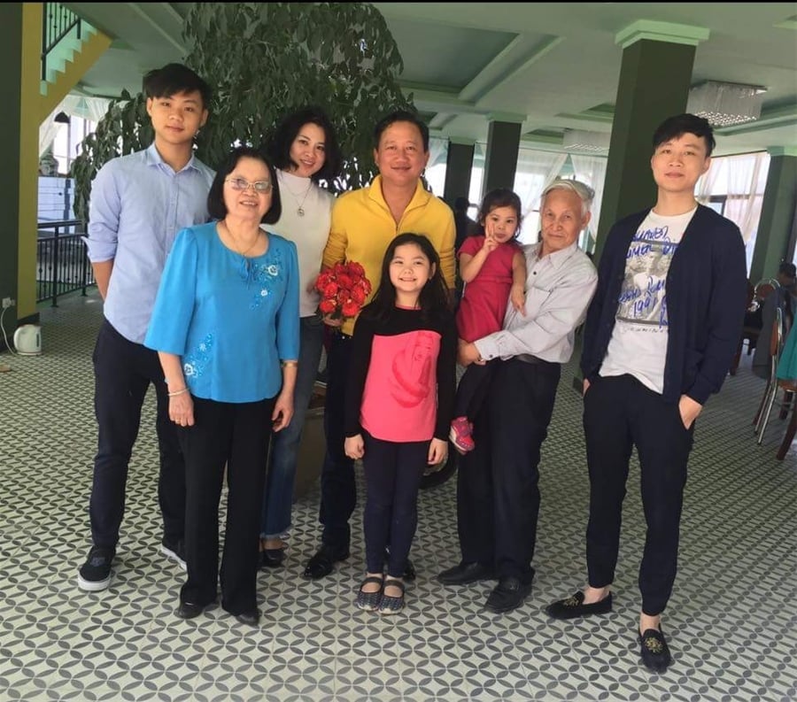 Ông Trịnh Xuân Thanh chụp hình cùng con trai Trịnh Hùng Cường và gia đình. (Ảnh: Facebook)