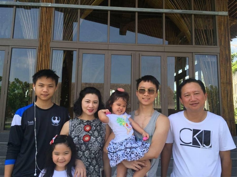 Ông Trịnh Xuân Thanh chụp hình cùng con trai Trịnh Hùng Cường và gia đình. (Ảnh: Facebook)