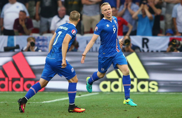   Các cầu thủ Iceland ăn mừng bàn thắng thứ hai vào lưới tuyển Anh ở trận đấu vòng 1/8 Euro 2016  