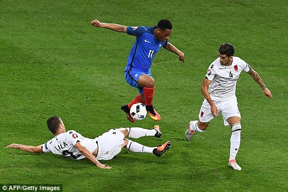   Tuyển Pháp (áo xanh) chưa thực sự ấn tượng ở Euro 2016  