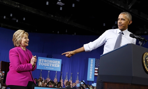 Tổng thống Mỹ Barack Obama và bà Hillary Clinton, ứng viên đảng Dân chủ, tại sự kiện vận động ở thành phố Charlotte, bang North Carolina, ngày 5/7. Ảnh: Reuters.