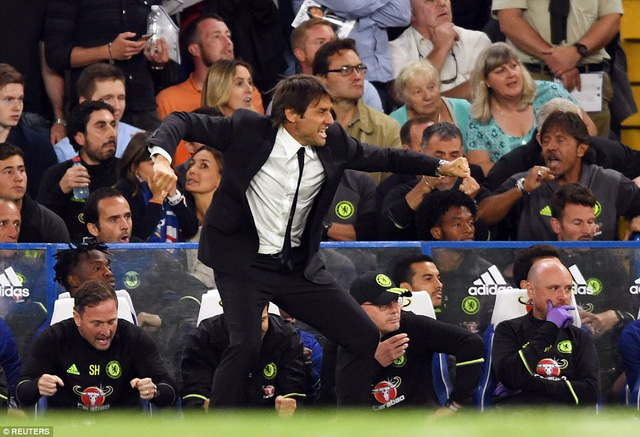   Conte ăn mừng sau khi Hazard ghi bàn mở tỉ số  