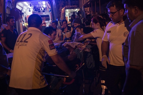 First aid officers carry an injured man to hospital August 20, 2016 in Gaziantep following a late night militant attack on a wedding party in southeastern Turkey. The governor of Gaziantep said 22 people are dead and 94 injured in the late night militant attack.