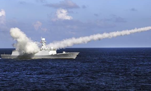 Hải quân Trung Quốc tập trận bắn đạn thật ở vùng biển giữa đảo Hải Nam và quần đảo Hoàng Sa của Việt Nam hôm 8/7. Ảnh: AP.