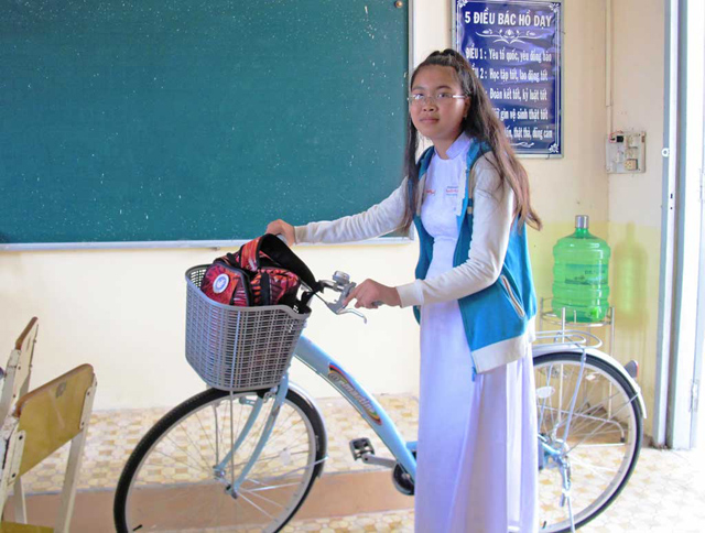   (Nữ sinh Trần Thị Thanh Tuyền và chiếc xe đạp được Phó Thủ tướng trao tặng)  