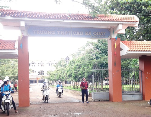 Trường THPT Cao Bá Quát nơi các học sinh phản đối việc học ngoài giờ