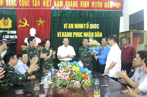   Thứ trưởng Lê Quý Vương (áo trắng đứng giữa) cùng lãnh đạo TP Hải Phòng chúc mừng Ban chuyên án sau khi bắt được nghi phạm vụ thảm án  