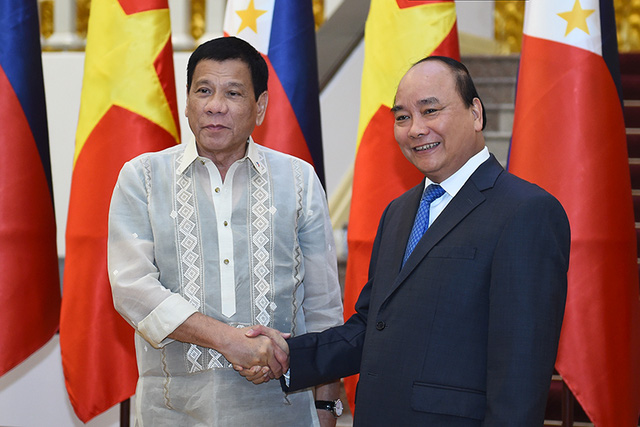   Thủ tướng Nguyễn Xuân Phúc đón tiếp Thủ tướng R.Duterte tại trụ sở Chính phủ.  