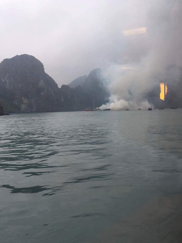   Tàu du lịch cháy dữ dội trên Vịnh Hạ Long lúc sáng sớm nay.  