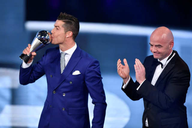 C.Ronaldo giành giải Cầu thủ xuất sắc nhất FIFA năm 2016