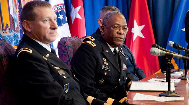   Chỉ huy lực lượng Vệ binh quốc gia tại Washington, thiếu tá Errol R. Schwartz (giữa). (Ảnh:RT)  