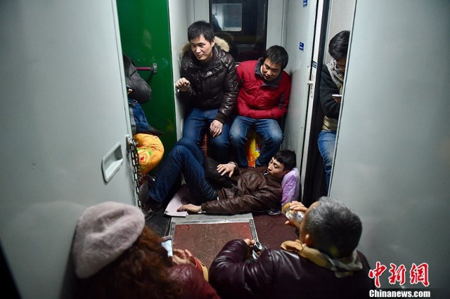   Các phương tiện vận tải hành khách luôn trong tình trạng quá tải vào mỗi dịp người dân Trung Quốc đổ về quê ăn tết. (Ảnh: Tân Hoa Xã)  