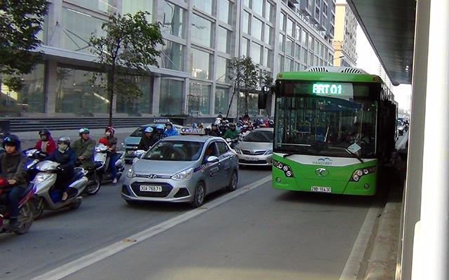   Hà Nội sẽ lắp dải phân cách cứng phân làn đường dành riêng cho xe buýt nhanh  