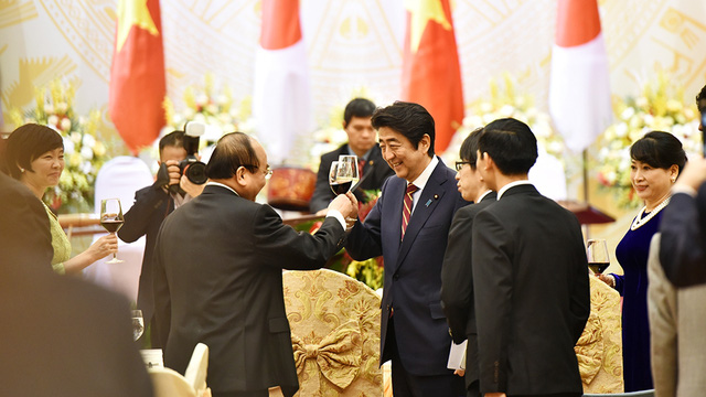   Thủ tướng Nguyễn Xuân Phúc và Thủ tướng Shinzo Abe tại bữa Quốc yến.  