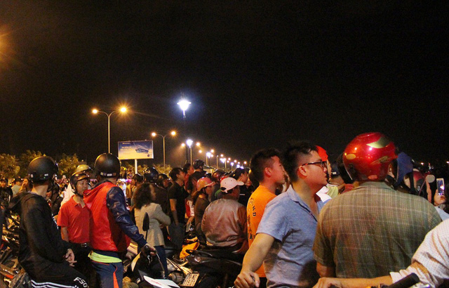 Hàng trăm người dân theo dõi việc khống chế vụ cháy được cho là lớn nhất ở TP Nha Trang trong nhiều năm qua