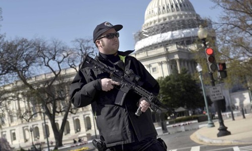 Một cảnh sát trước đồi Capitol, tòa nhà quốc hội Mỹ. Ảnh: AFP