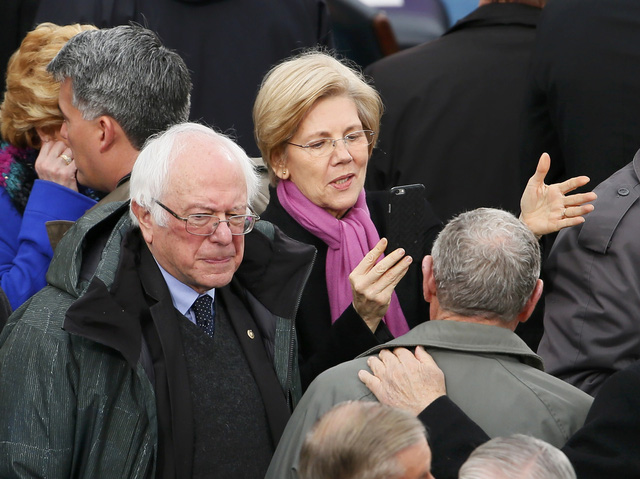 Thượng nghị sĩ Bernie Sander (ngoài cùng bên trái), cựu ứng viên tổng thống đảng Dân chủ trong cuộc bầu cử năm 2016, cũng tới dự lễ nhậm chức của tân tổng thống Mỹ.