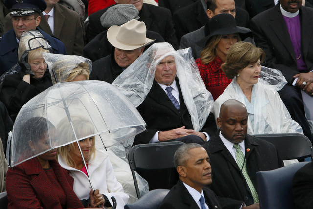 Trời đổ mưa đúng vào thời điểm lễ nhậm chức diễn ra, do đó các khách mời đã phải dùng ô, mũ và áo mưa để che chắn trên khán đài.