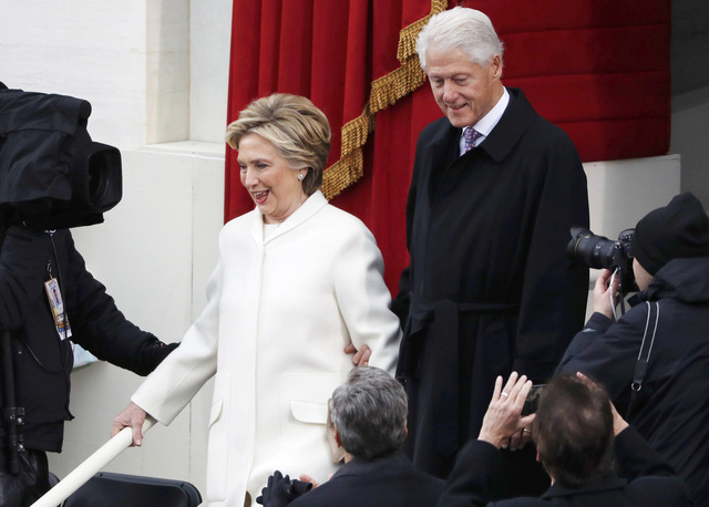 Cựu Ngoại trưởng Mỹ Hillary Clinton và chồng, cựu Tổng thống Bill Clinton, bước lên khán đài của lễ nhậm chức trong sự chào đón của truyền thông.