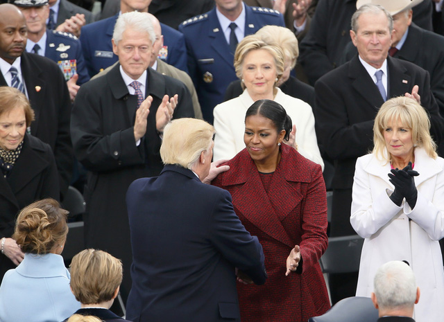 Tổng thống đắc cử Trump bắt tay Đệ nhất phu nhân Michelle tại sân khấu của lễ nhậm chức.