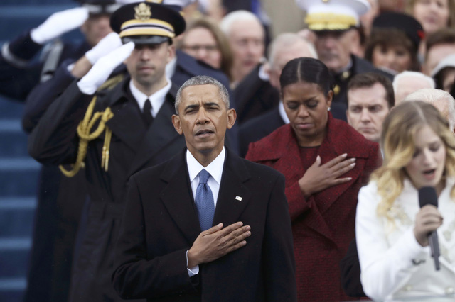 Tổng thống Barack Obama nghiêm trang đặt tay lên ngực khi quốc ca Mỹ được xướng lên qua giọng ca của ca sĩ Jackie Evancho trong lễ nhậm chức của Tổng thống đắc cử Donald Trump.