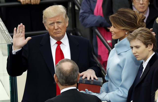 Tổng thống đắc cử Trump đặt tay lên kinh thánh và tiến hành nghi lễ nhậm chức dưới sự chủ trì của Chánh án Tối cao Pháp viện Mỹ John G. Roberts.