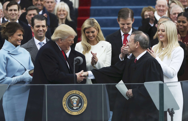 Tổng thống Trump bắt tay ông Roberts sau khi đọc xong lời tuyên thệ gồm 35 từ theo quy định của Hiến pháp để chính thức trở thành tổng thống tiếp theo của Mỹ.