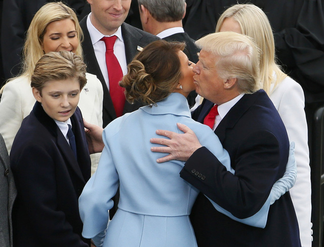 Khoảnh khắc tình cảm của hai vợ chồng tân tổng thống trong lễ nhậm chức của ông Trump.