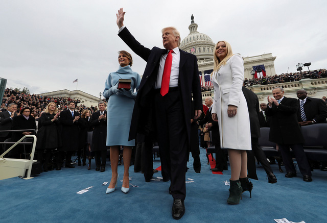Sau khi tuyên thệ nhậm chức, Tổng thống Trump vẫy tay chào mừng mọi người có mặt tại Điện Capitol để theo dõi thời khắc tuyên thệ của ông.