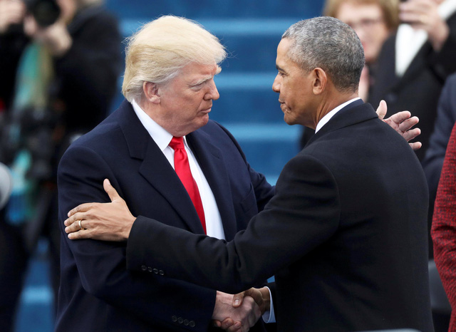 Tổng thống Trump bắt tay người tiền nhiệm Barack Obama trên sân khấu lễ nhậm chức.