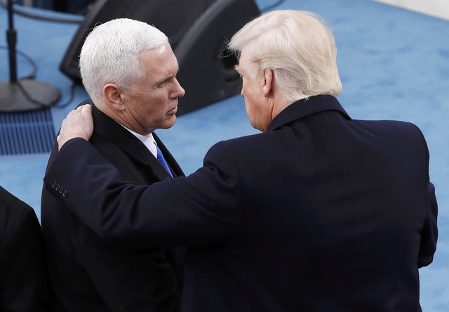 Ông Trump khoác vai phó tướng Pence trong lễ nhậm chức tại Điện Capitol.